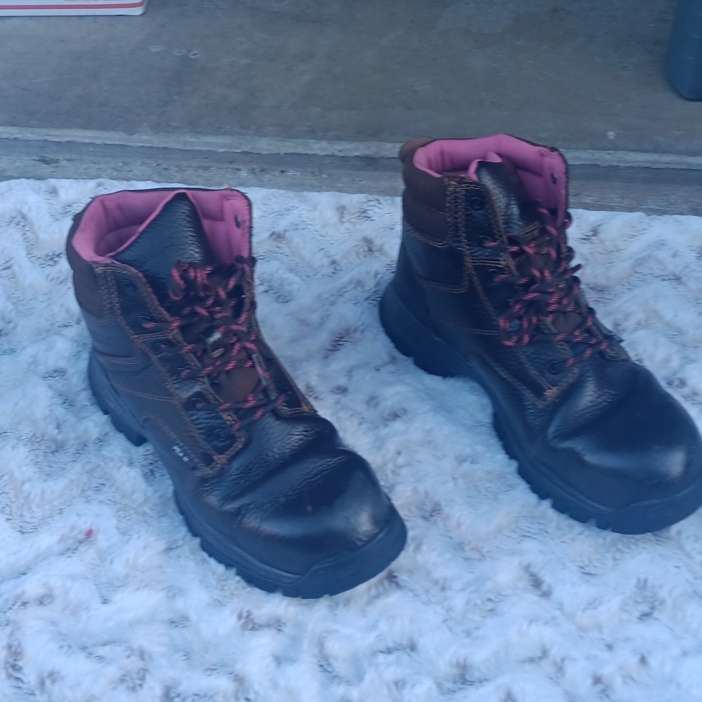 Woman steel-toed boots x16x